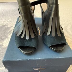 Super stylish navy & black Pour la Victoire Elysse heels. Barely worn!